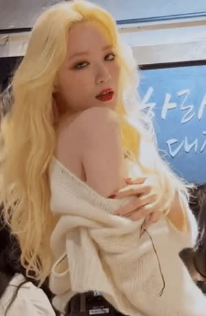 (G)I-DLE takes down their shoes and exposes their pale shoulders, with a sultry look in their eyes