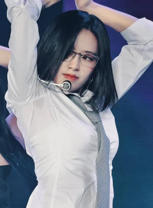 Ive Ahn Yujin white shirt geek chic glasses sweat