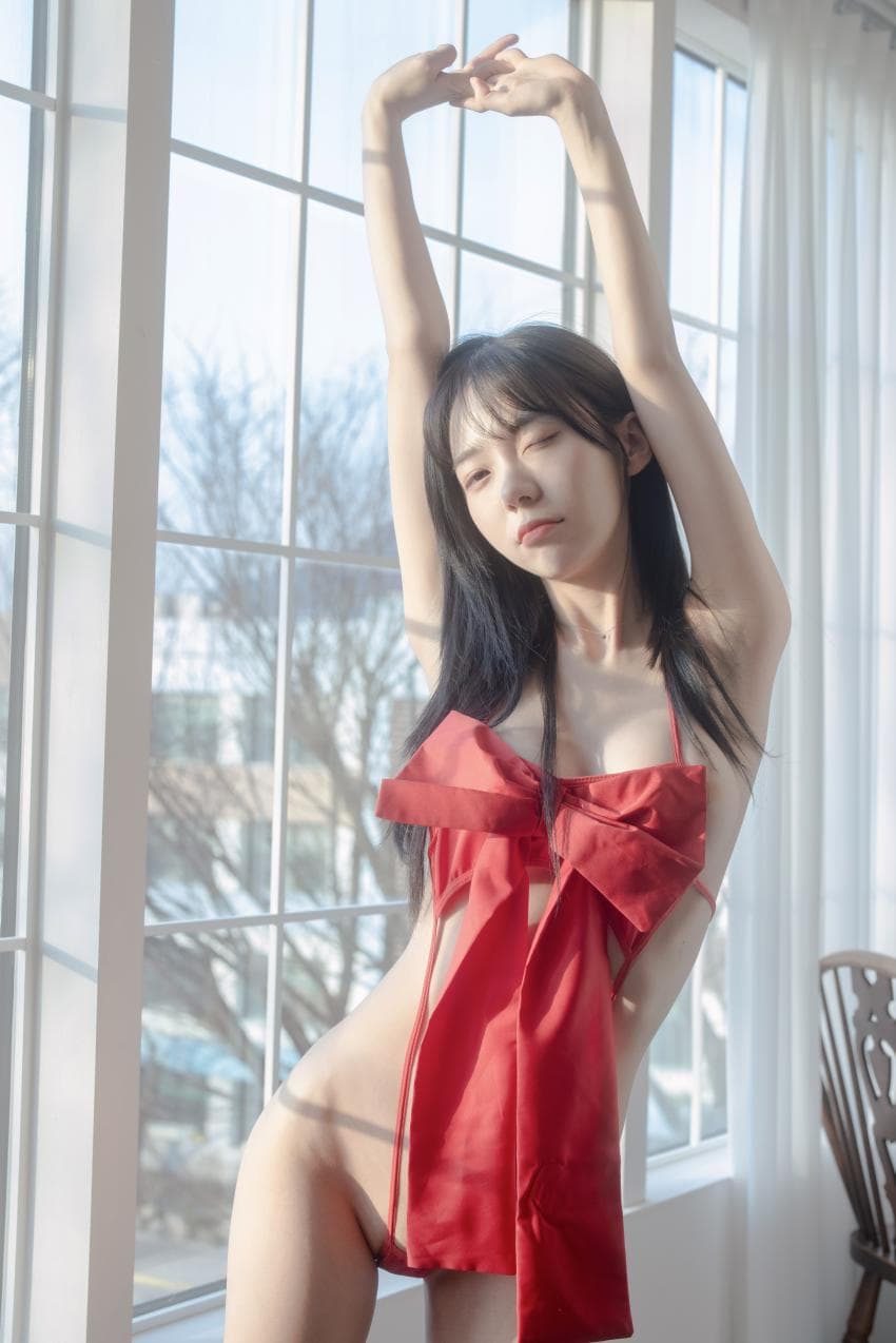 Sobly Lee So-young, big gift, lots of ribbon, small high-leg panties