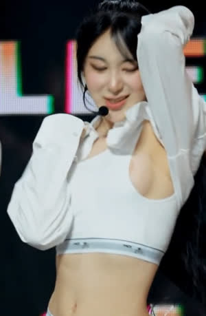 Lee Chae-yeon's heavy side breast nipple patch exposed