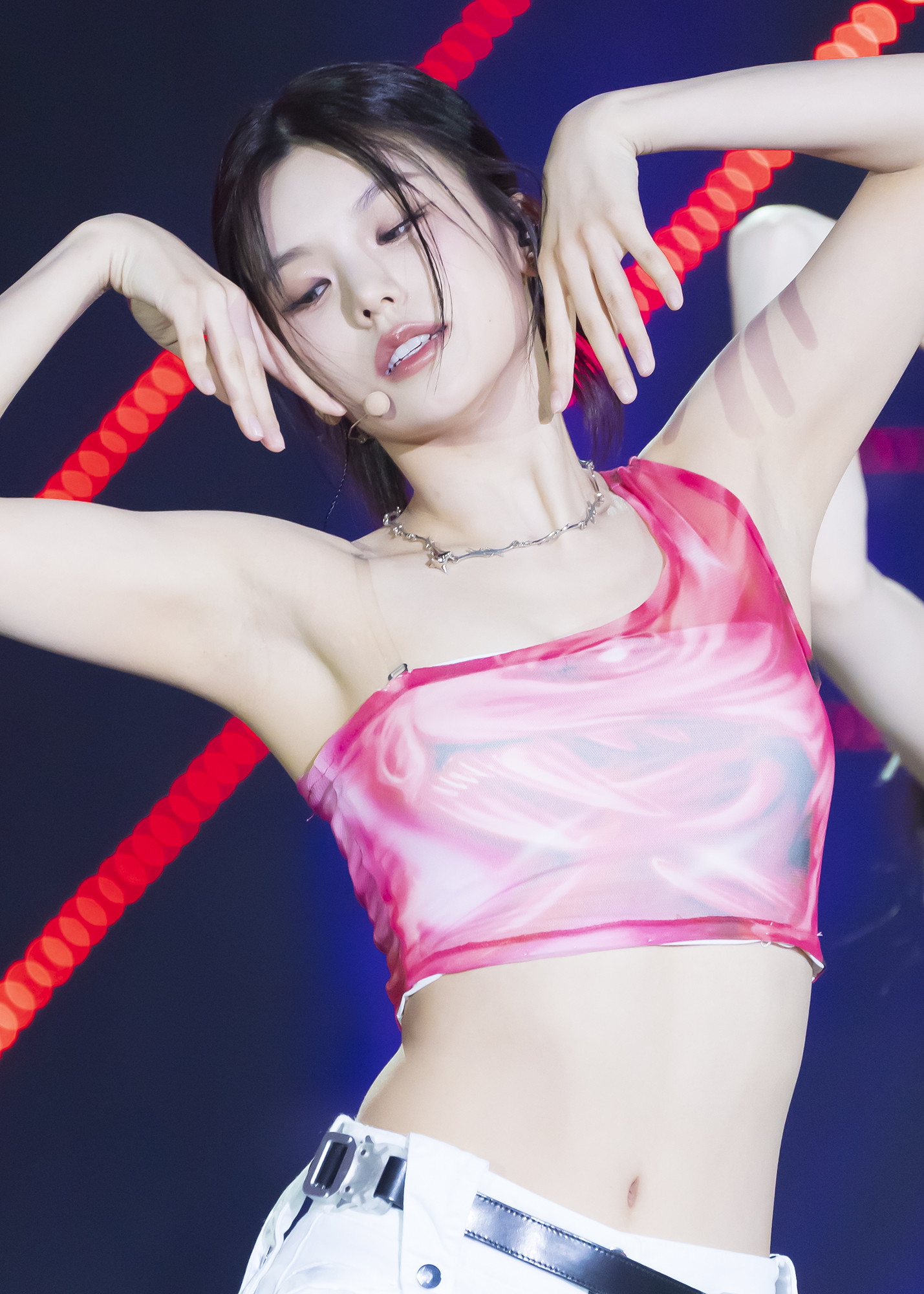 ITZY Yeji spews out pheromones from her armpits