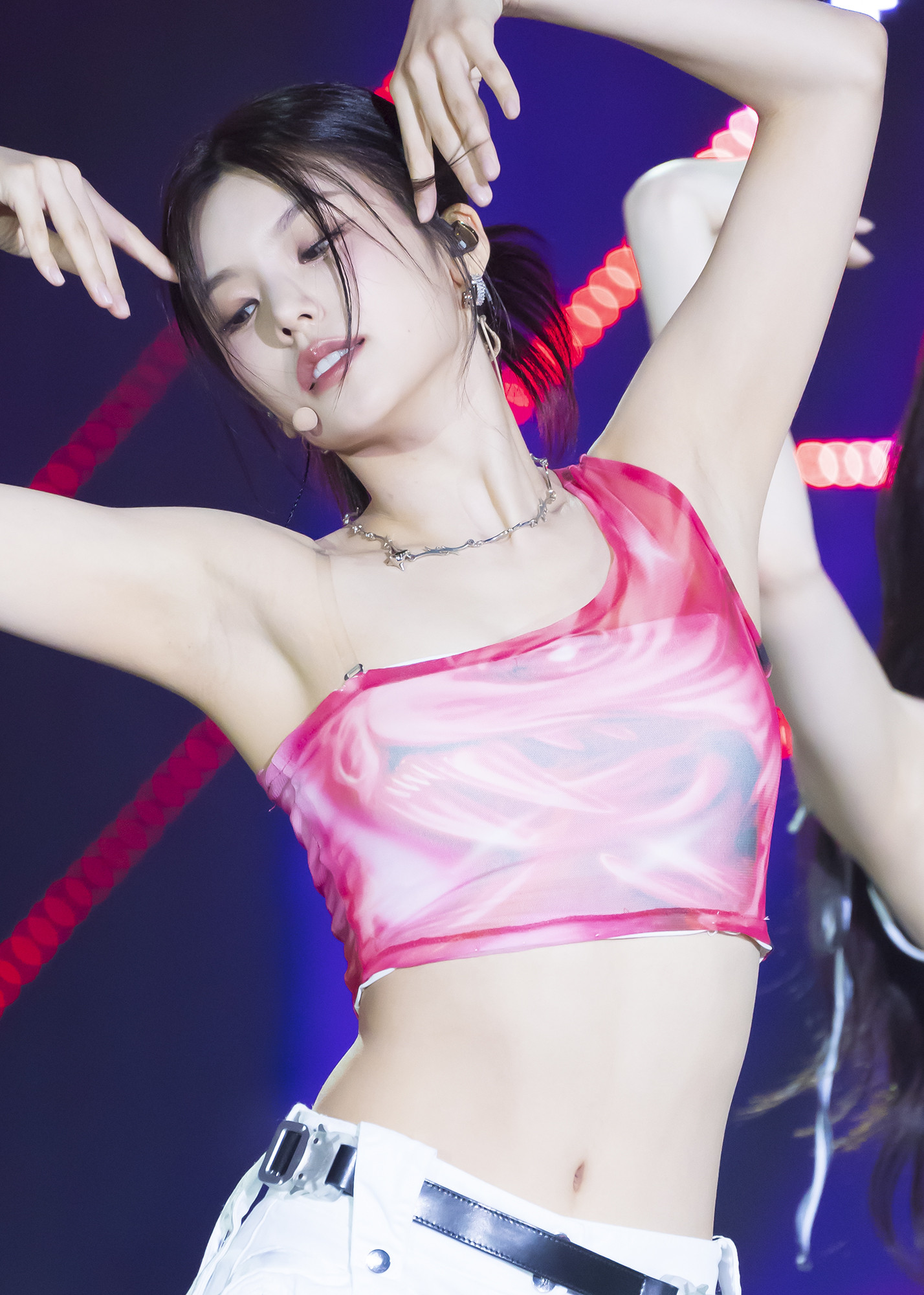 ITZY Yeji spews out pheromones from her armpits