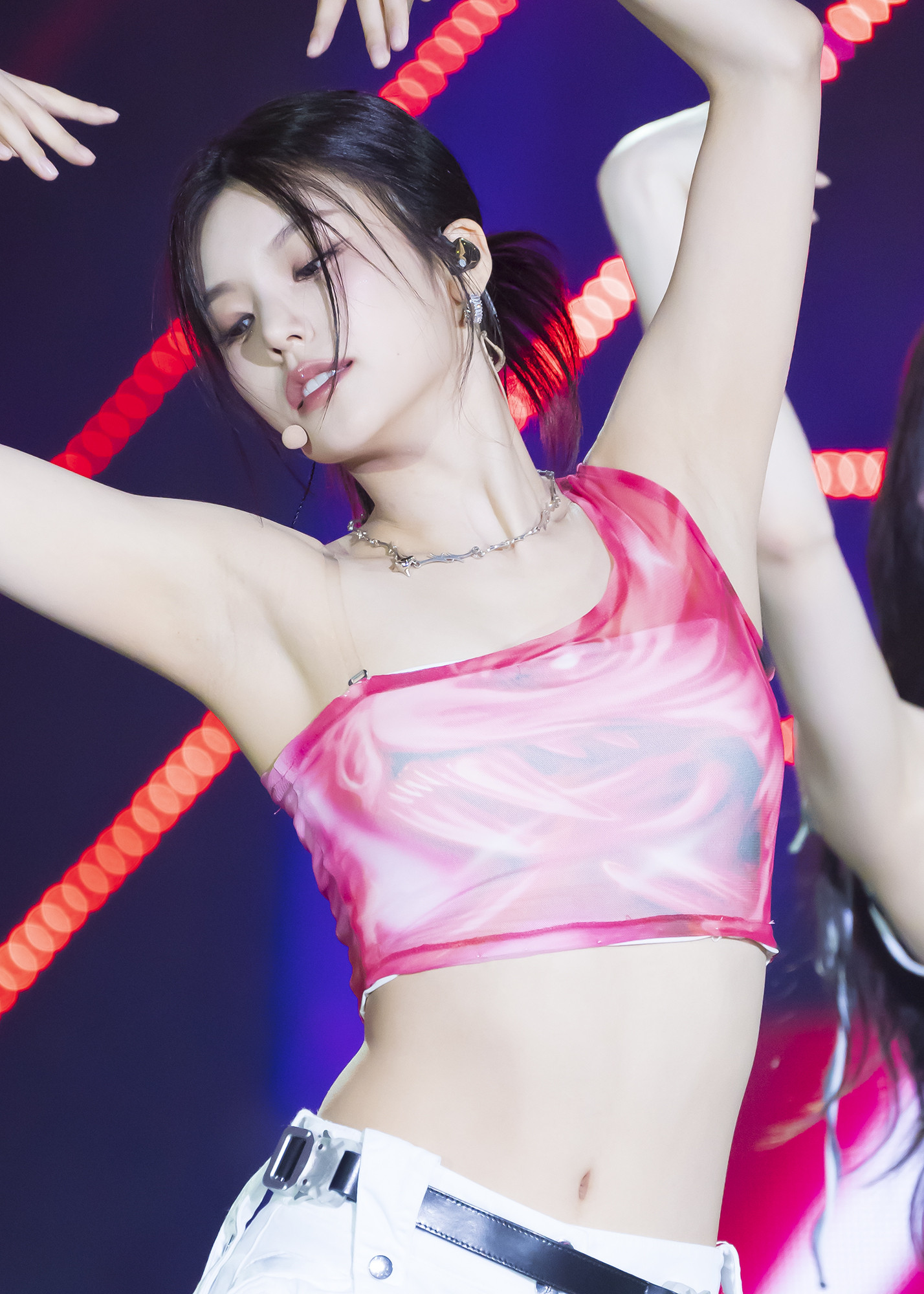 ITZY Yeji spews out pheromones from her armpits