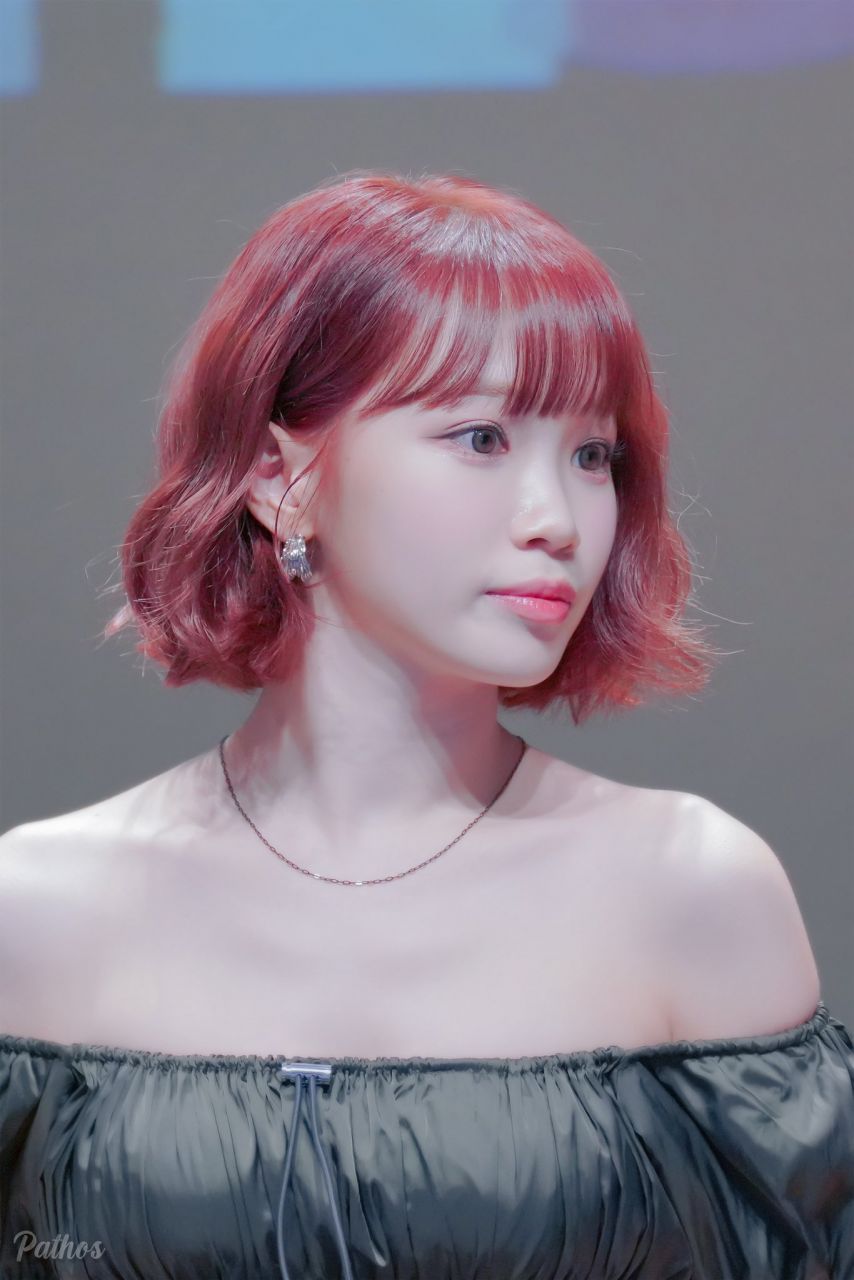 Le Seraphim Kim Chae-won, red hair, short hair, off-soldier, pale shoulders exposed