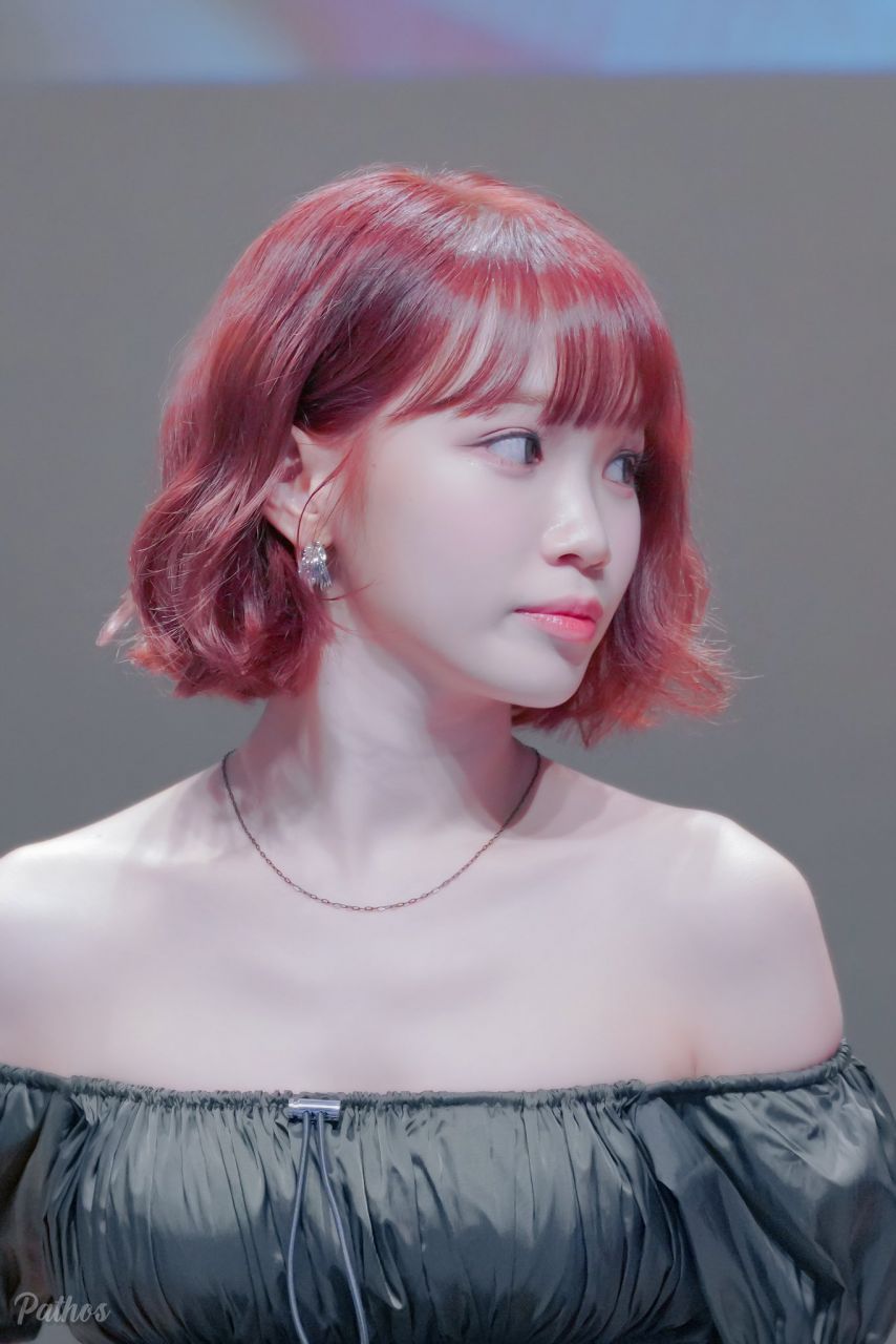 Le Seraphim Kim Chae-won, red hair, short hair, off-soldier, pale shoulders exposed