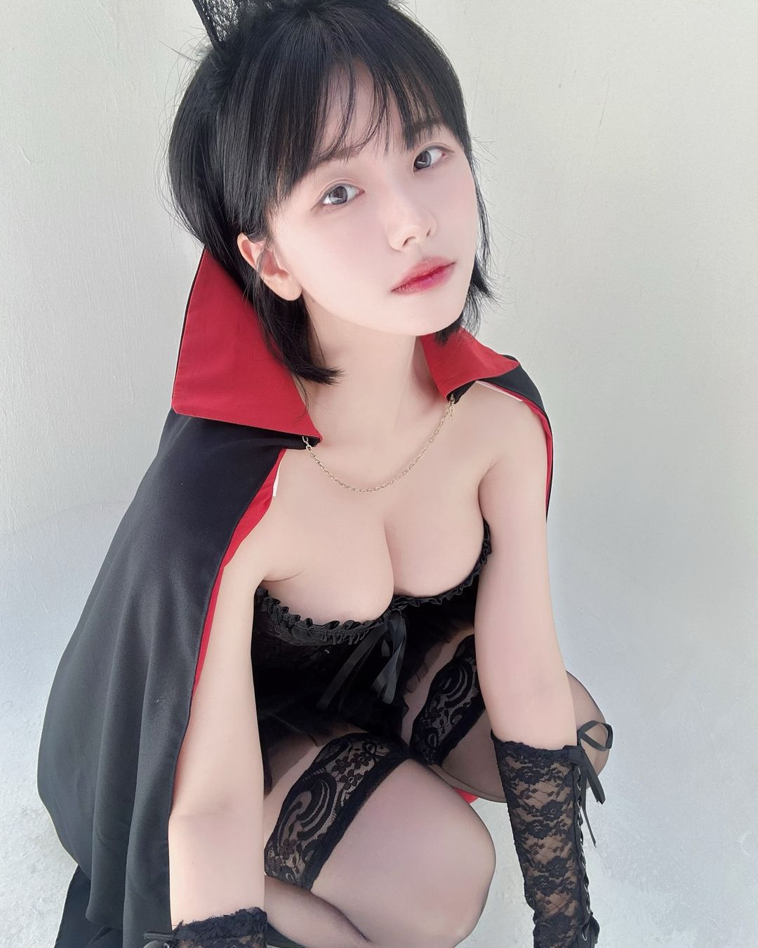 Black corset ballerina look cosplay costume short hair Naridong cleavage