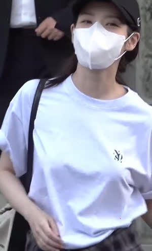 (SOUND)IU's white t-shirt movement, AKMU concert, mask worn after catching a cold on the way to and from work