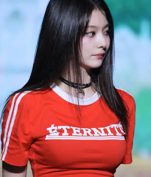 Fromis_Nine Lee Na-kyung, red t-shirt, long hair beauty