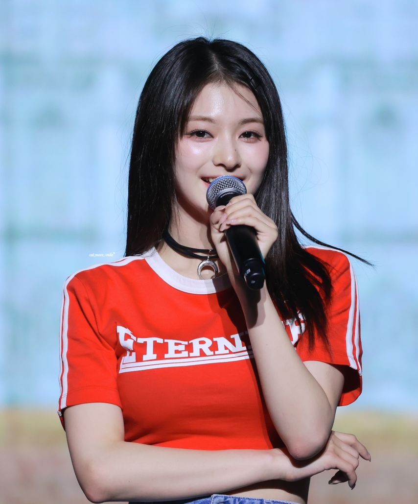 Fromis_Nine Lee Na-kyung, red t-shirt, long hair beauty