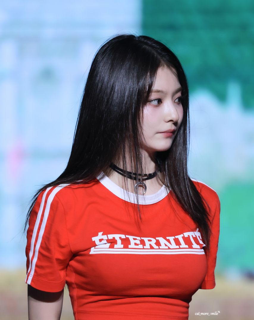 Fromis_Nine Lee Na-kyung, red t-shirt, long hair beauty