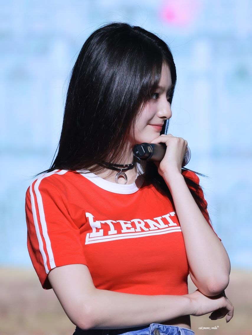 Fromis_Nine Lee Na-kyung, red t-shirt, long hair beauty