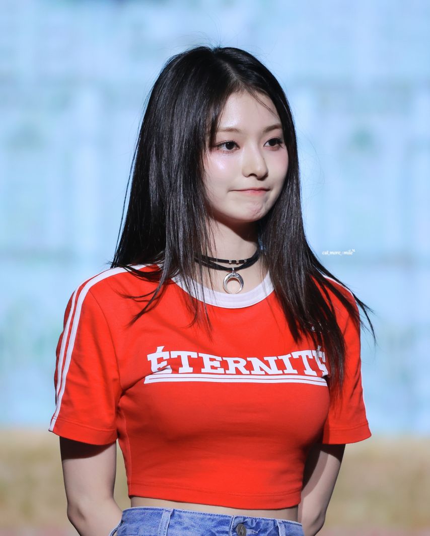 Fromis_Nine Lee Na-kyung, red t-shirt, long hair beauty