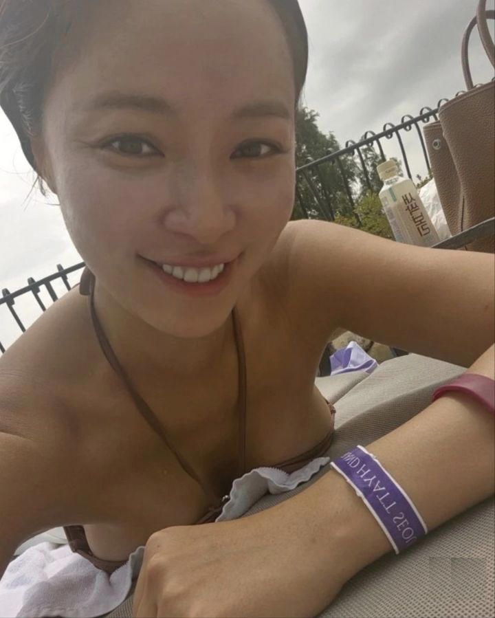 Divorce → Breakup'' Hwang Jung-eum shows off her glamorous body in a swimsuit