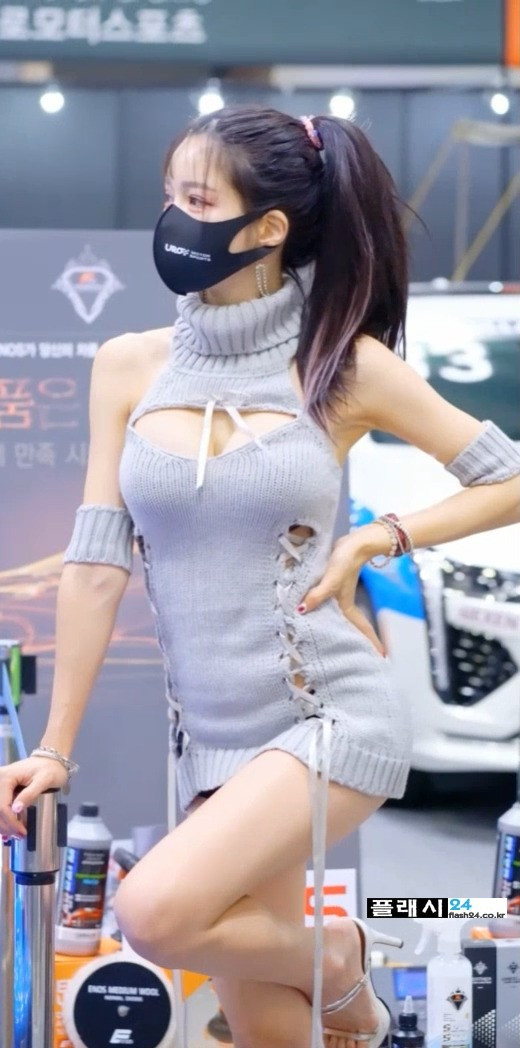 Racing model Han Min-young's virginity-killing motor show sweater