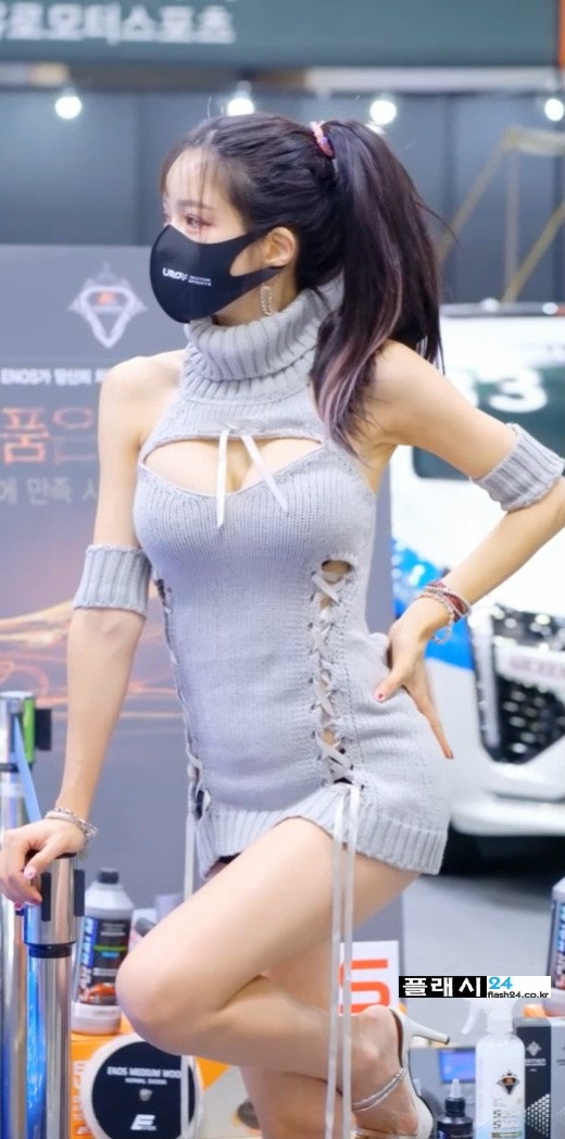 Racing model Han Min-young's virginity-killing motor show sweater