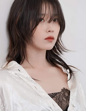 Sexy silk shirt boyish charm IU