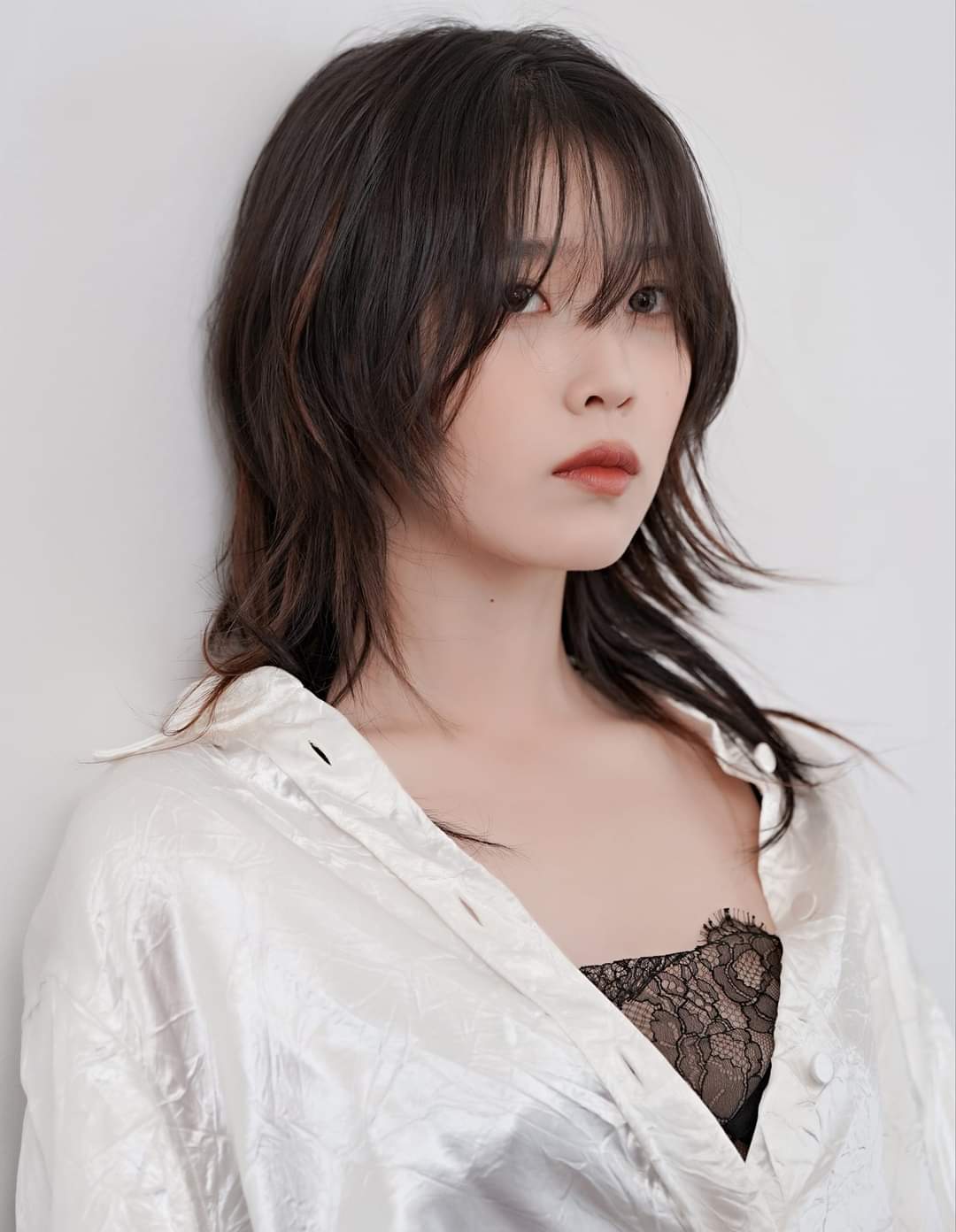 Sexy silk shirt boyish charm IU