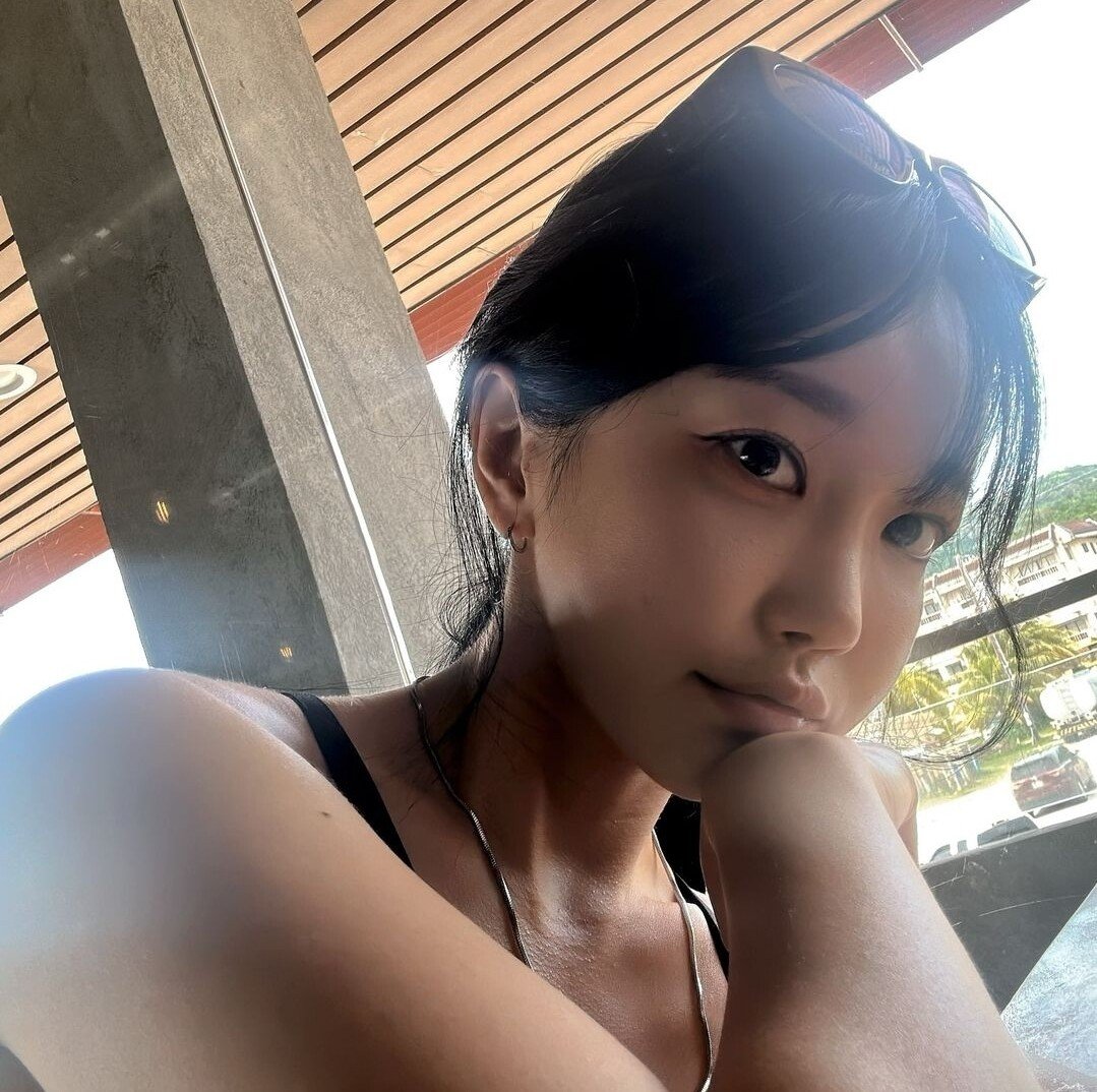 Ginyuda's wife Hyang goes on a trip and wears a black string bikini at the beach.