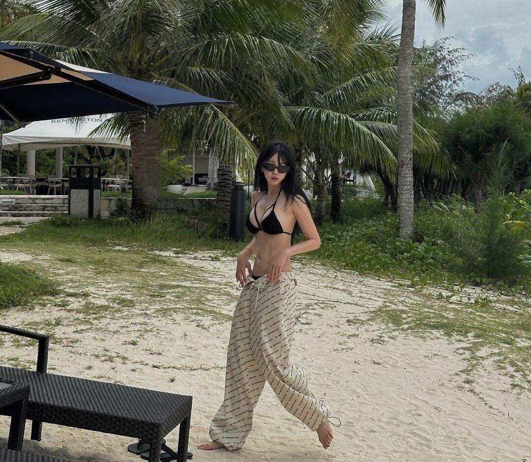 Ginyuda's wife Hyang goes on a trip and wears a black string bikini at the beach.