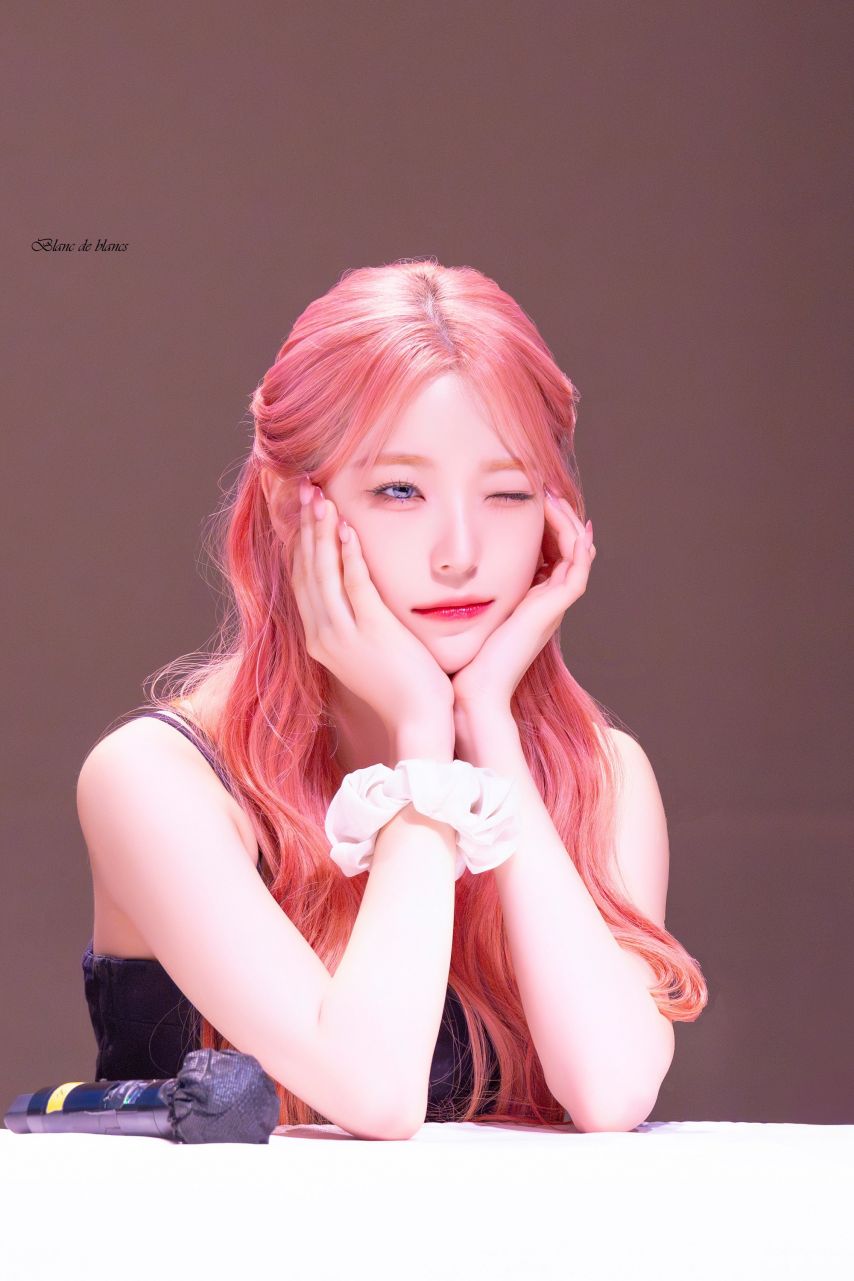 Fromis_Nine Baek Ji-heon