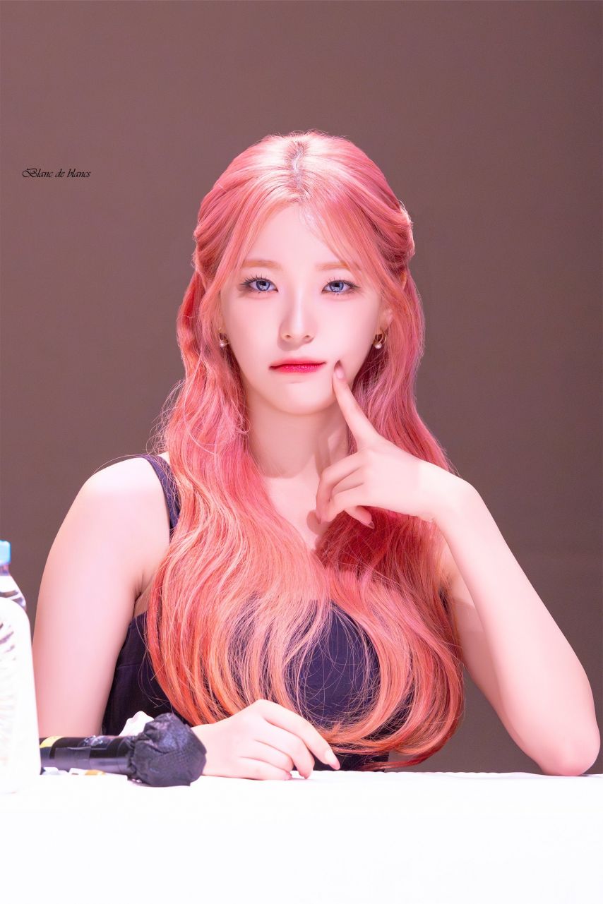 Fromis_Nine Baek Ji-heon