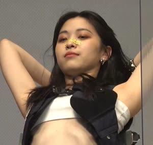 Itzy Ryujin's white tube top is stretching and blooming, armpits