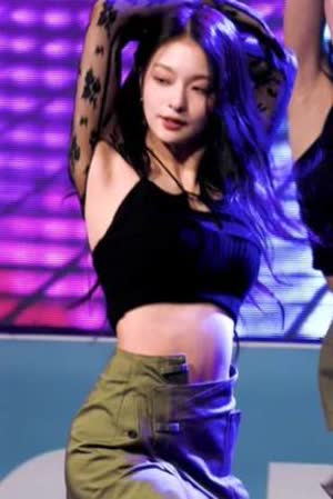 Fromis_9 Lee Na-kyung wearing fishnet gif