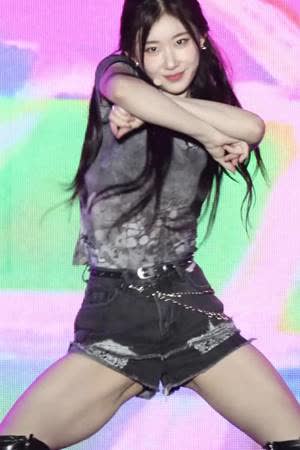 ITZY Chaeryeong's thighs shaking GIF