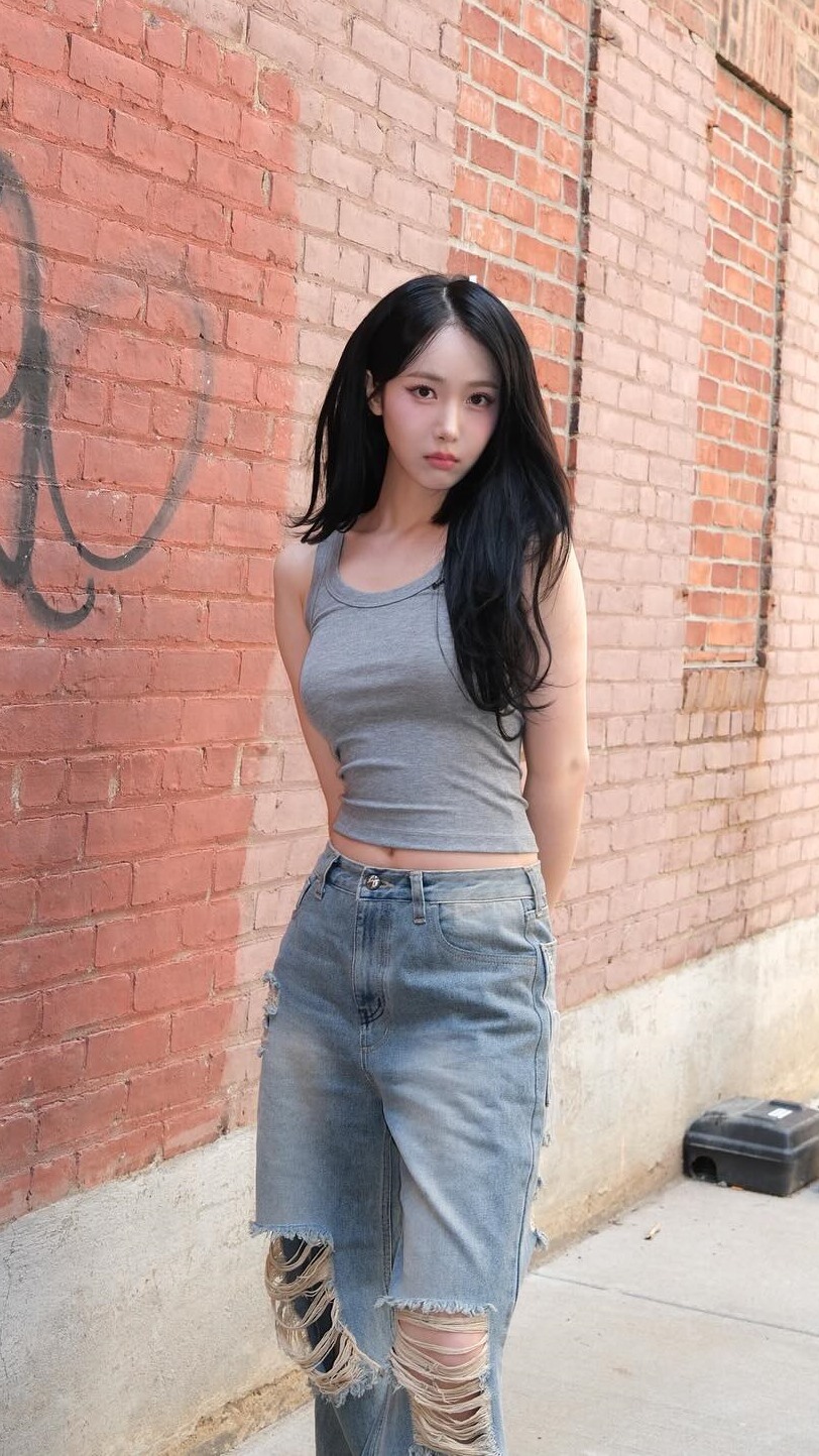 BBJ Shinbi, bulging gray tank top jeans, slim waist and belly button