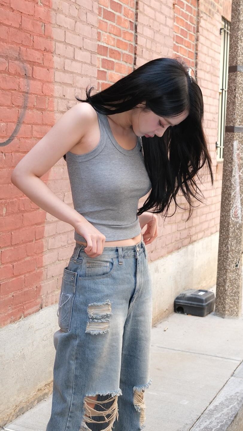 BBJ Shinbi, bulging gray tank top jeans, slim waist and belly button