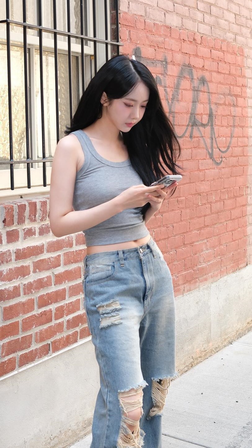 BBJ Shinbi, bulging gray tank top jeans, slim waist and belly button