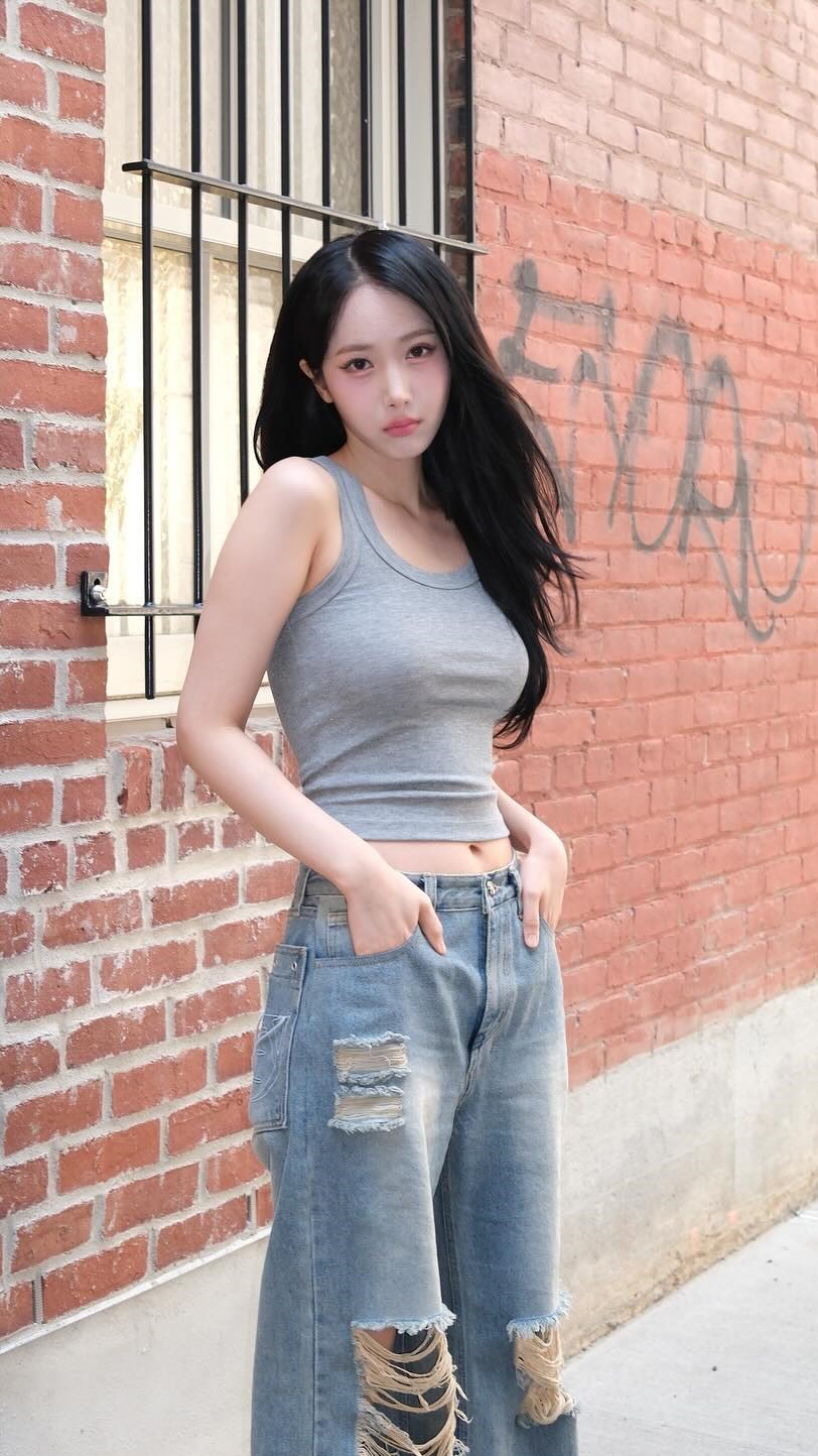 BBJ Shinbi, bulging gray tank top jeans, slim waist and belly button