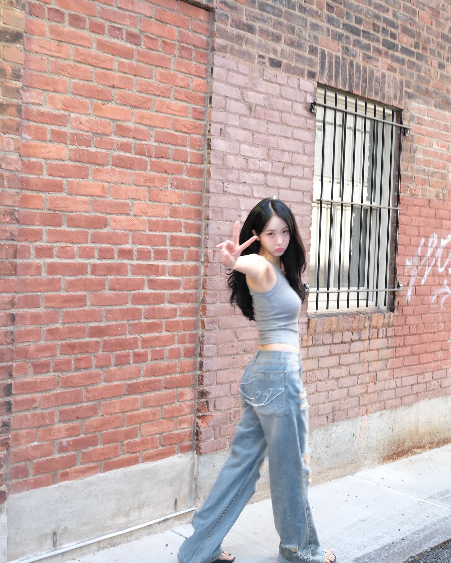 BBJ Shinbi, bulging gray tank top jeans, slim waist and belly button