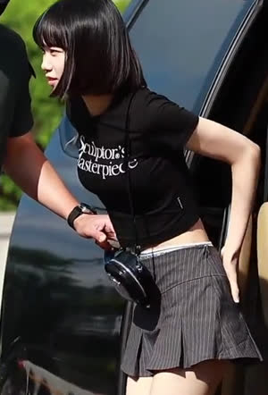 Le Seraphim Chaewon hops out of the car with a bulging black T-shirt