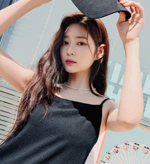 Kim Min-ju’s cool armpit black string tank top