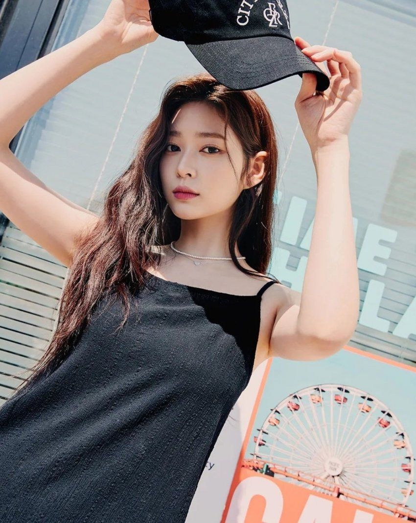 Kim Min-ju’s cool armpit black string tank top