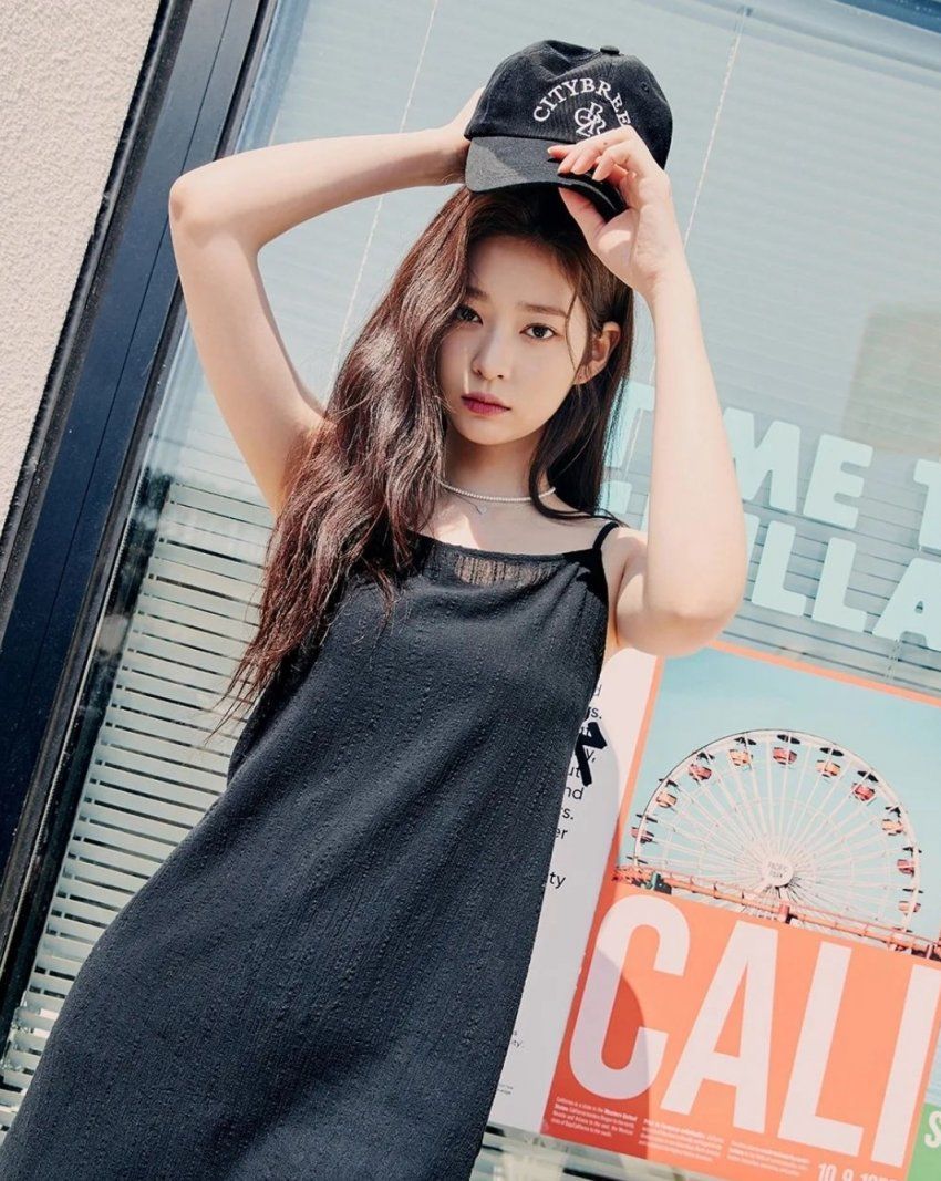 Kim Min-ju’s cool armpit black string tank top