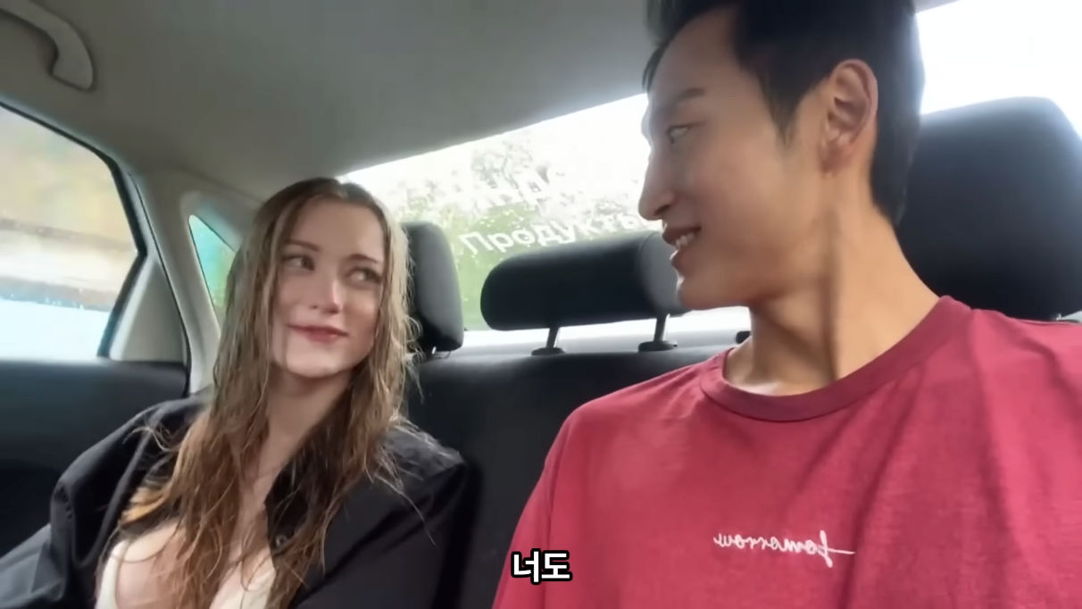 A Korean travel YouTuber met a beautiful Russian woman.