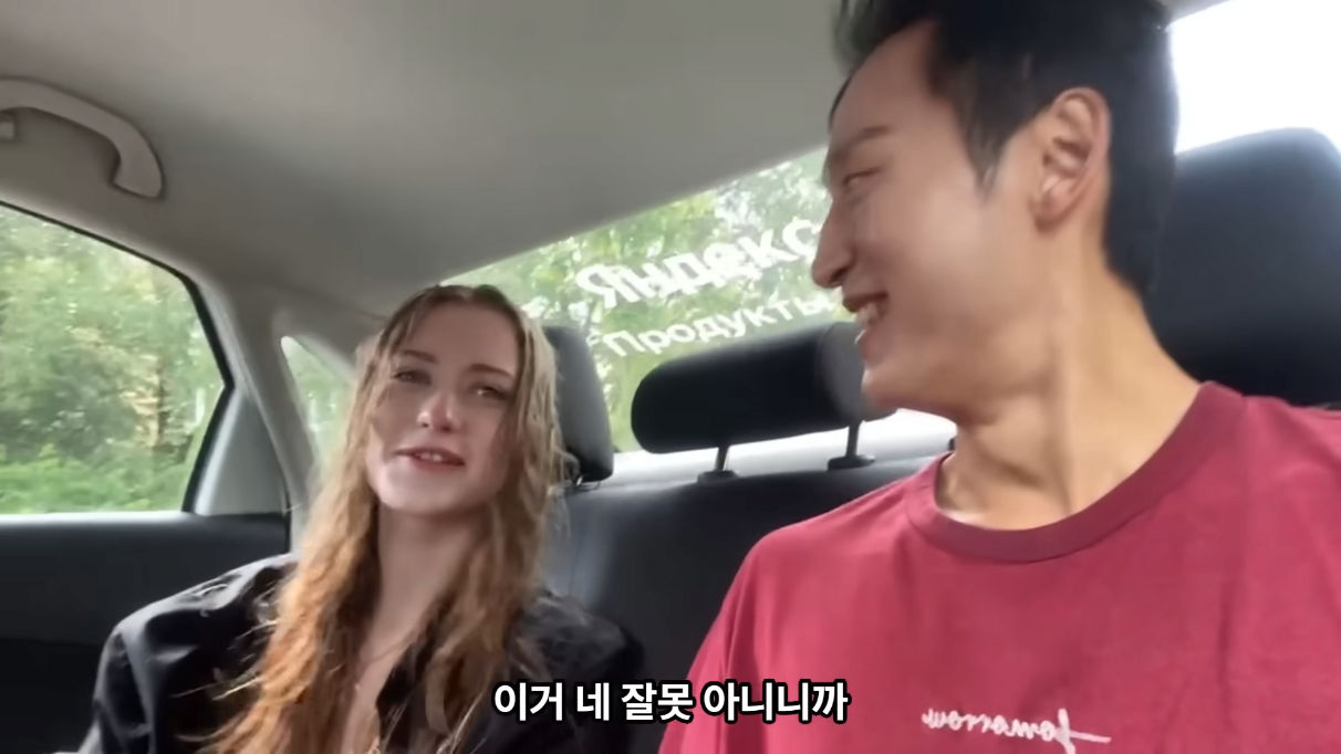 A Korean travel YouTuber met a beautiful Russian woman.