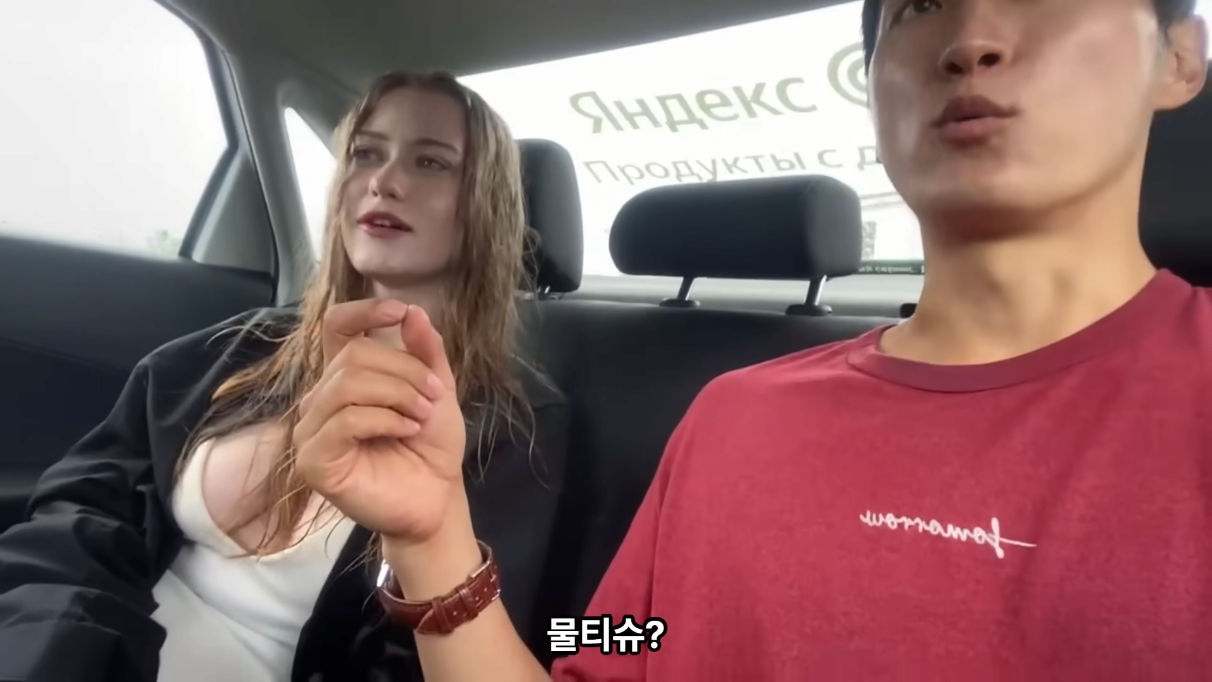 A Korean travel YouTuber met a beautiful Russian woman.