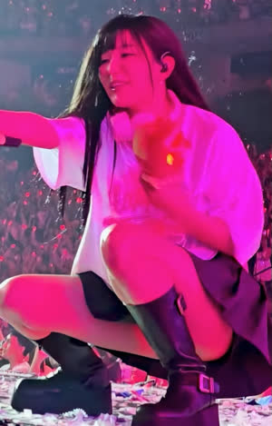 Red Velvet Seulgi's squat skirt seen right in front of the fan con