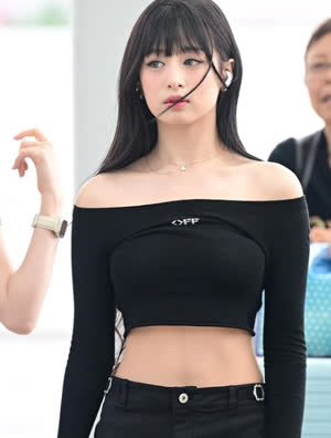 Baby Monster Ahyeon Black Crop Off-Solder