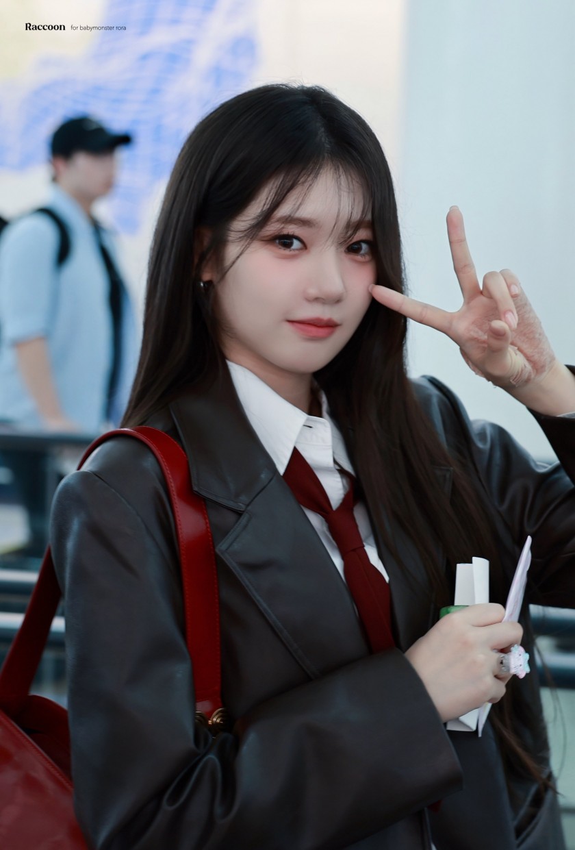 [Baby Monster] Baby Monster Laura leaving the country in yesterday’s school uniform fashion