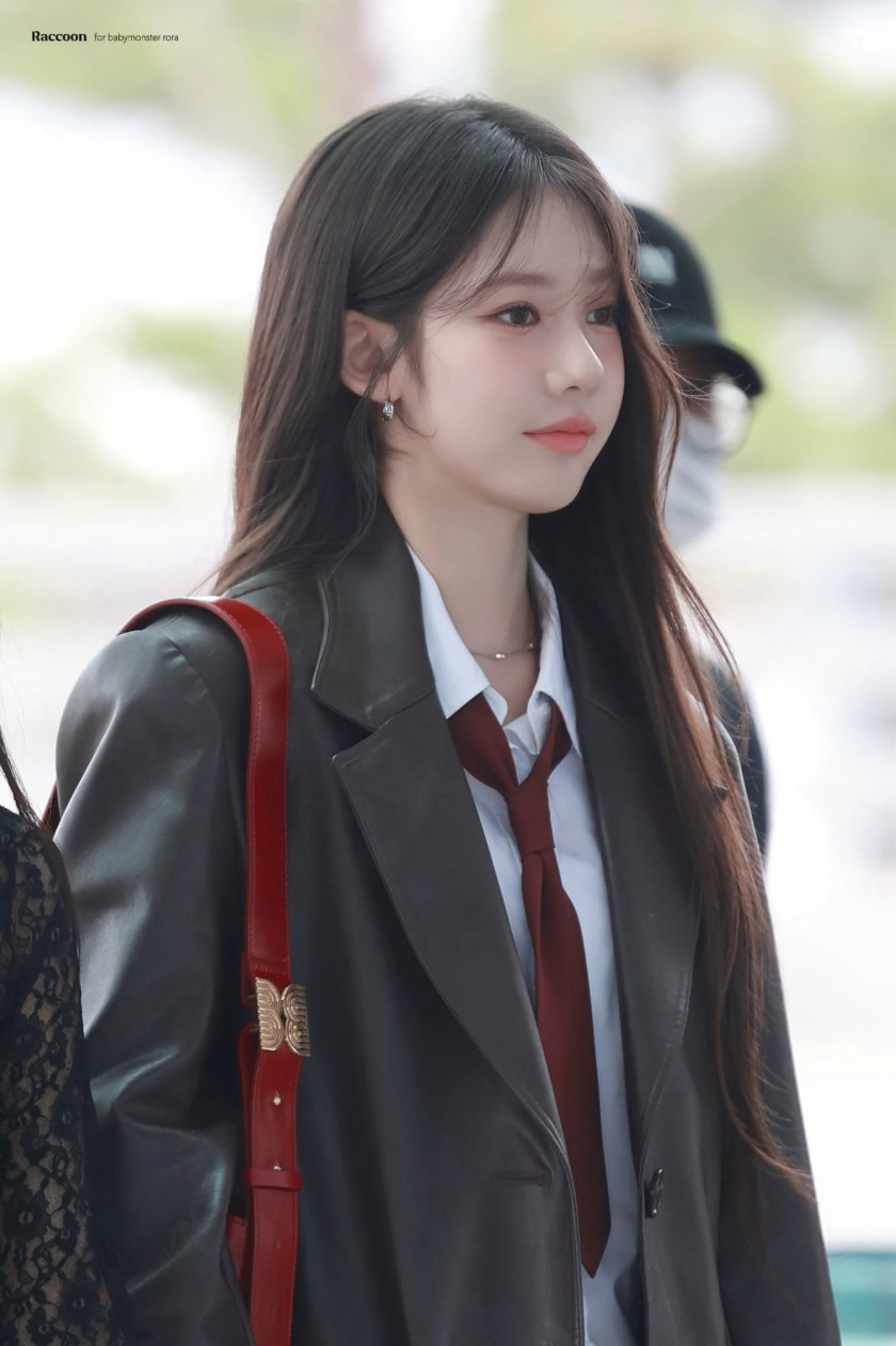 [Baby Monster] Baby Monster Laura leaving the country in yesterday’s school uniform fashion