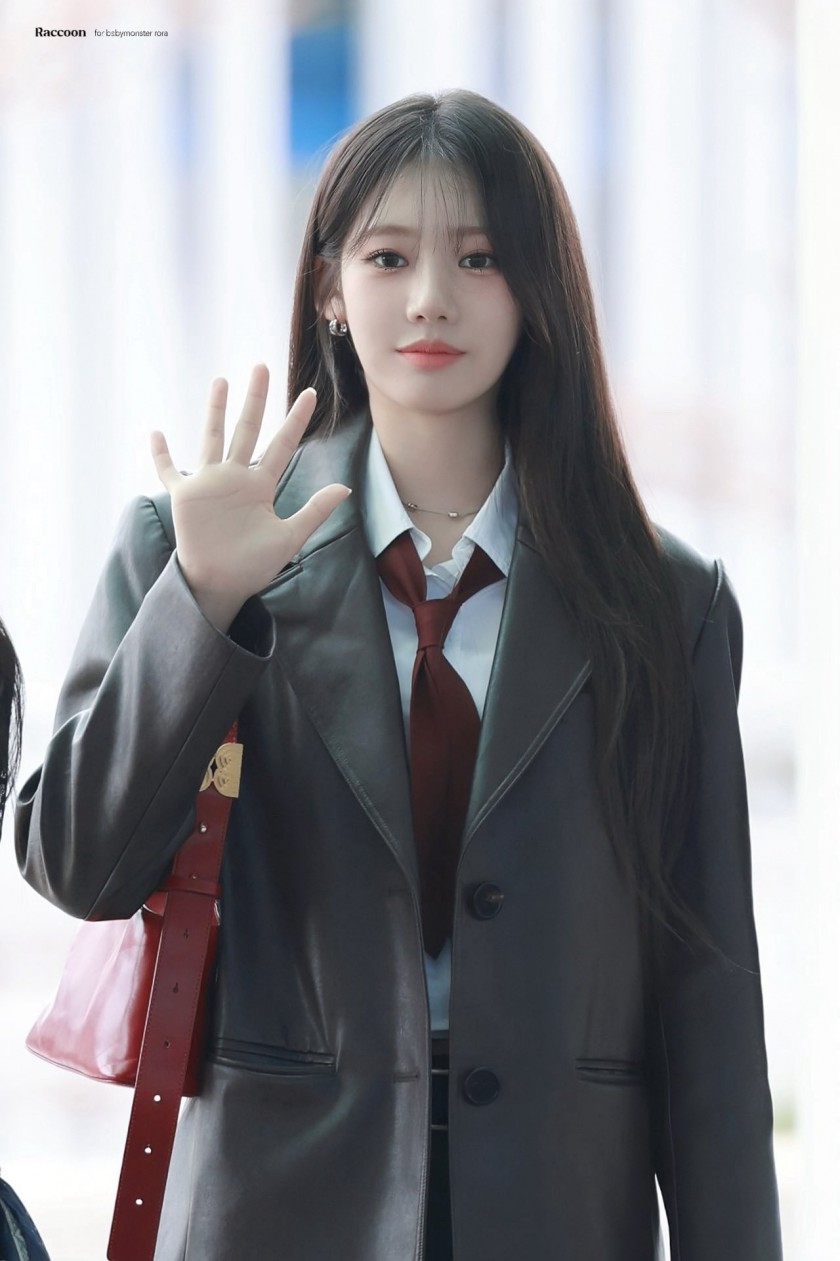 [Baby Monster] Baby Monster Laura leaving the country in yesterday’s school uniform fashion