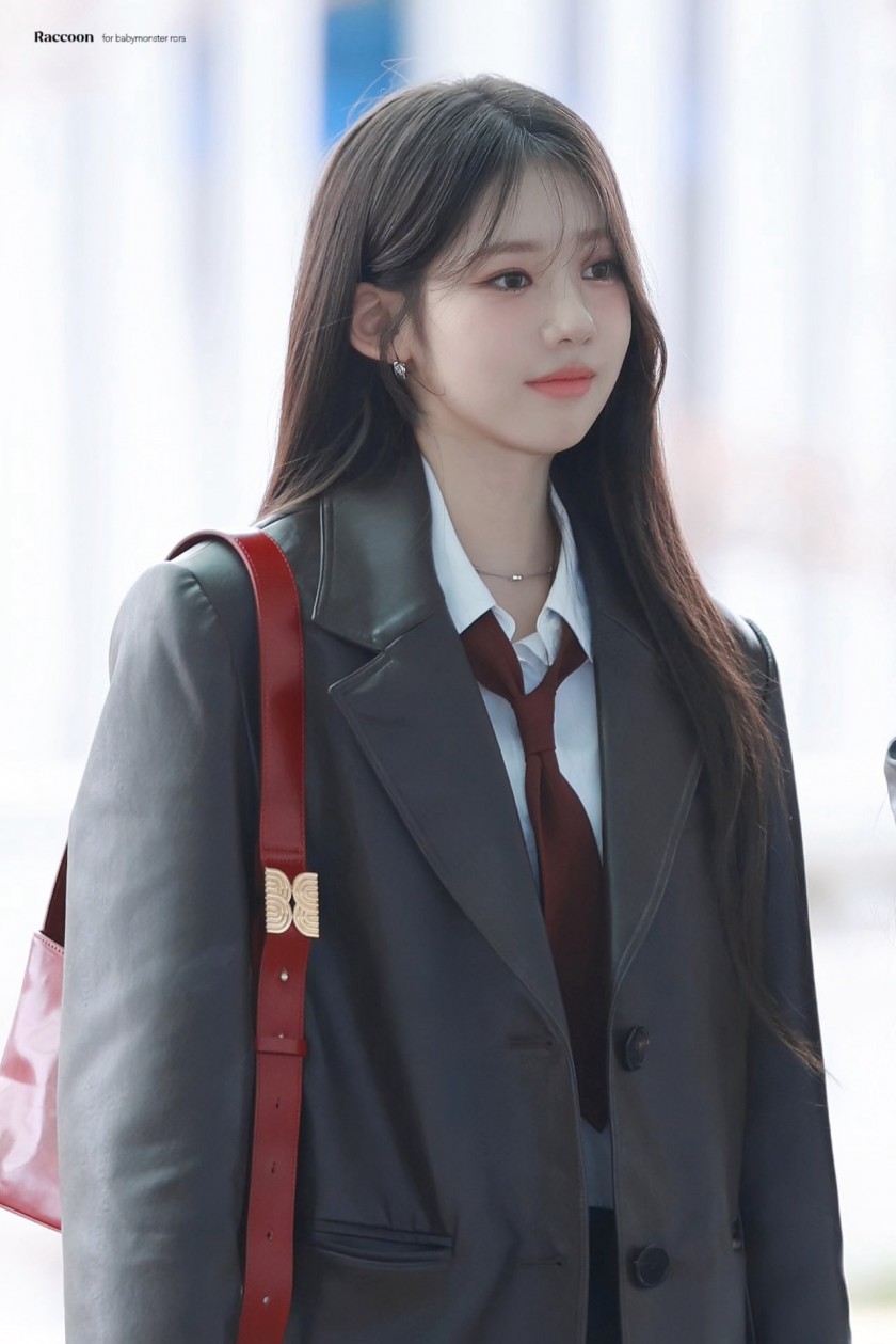 [Baby Monster] Baby Monster Laura leaving the country in yesterday’s school uniform fashion