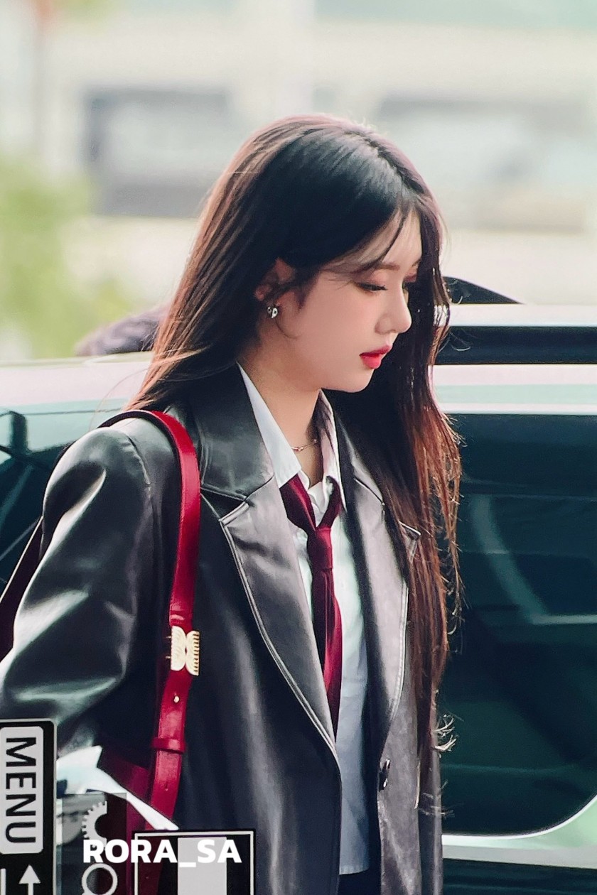 [Baby Monster] Baby Monster Laura leaving the country in yesterday’s school uniform fashion