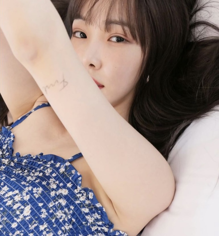 Ex-girlfriend Yuju’s ex-boyfriend’s perspective on the bed