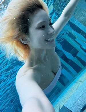 Jeon Somi's white tube top cleavage that keeps her eyes open even in the water