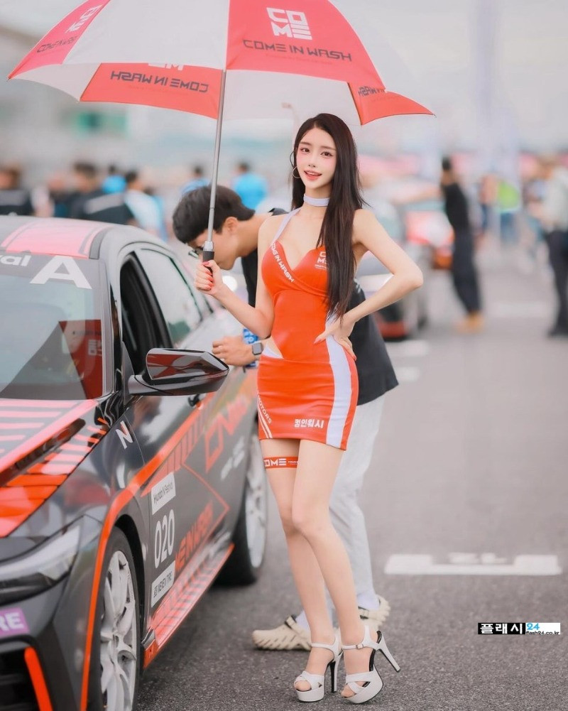 Racing model Lee Sia, who is not slender